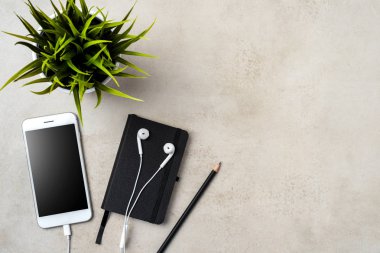 Modern beyaz smartphone gri taş masada