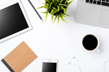 Office masaüstü üzerinde beyaz izole