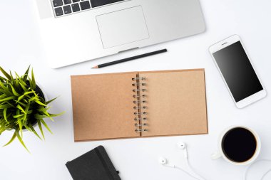 Office masaüstü üzerinde beyaz izole