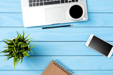 Mavi ahşap ofis masaüstü genel gider bir kadeh. Yakın çekim