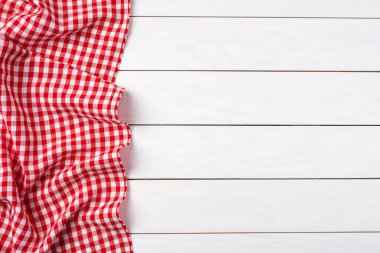 Beyaz ahşap masa üzerinde kırmızı kareli masa örtüsü