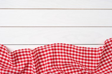 Beyaz ahşap masa üzerinde kırmızı kareli masa örtüsü