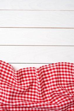 Beyaz ahşap masa üzerinde kırmızı kareli masa örtüsü