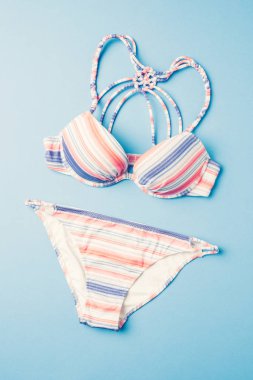 Mavi arka plan üzerinde renkli mayo