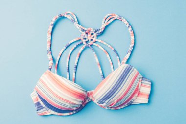 Mavi arka plan üzerinde renkli mayo