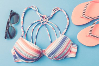 Plaj aksesuarları ile renkli mayo