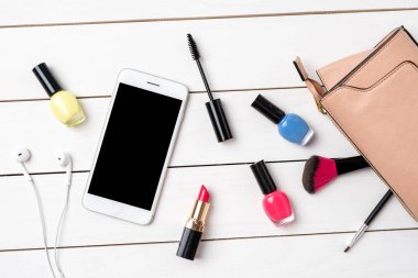 Beyaz ahşap masa üzerinde makyaj ürünleri. Güzellik arka plan