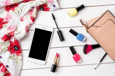 Beyaz ahşap masa üzerinde makyaj ürünleri. Güzellik arka plan