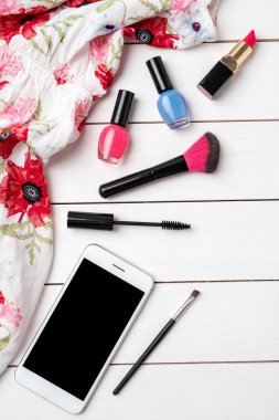 Beyaz ahşap masa üzerinde makyaj ürünleri. Güzellik arka plan