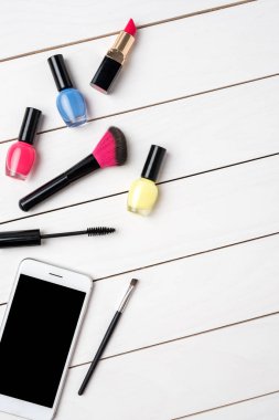 Beyaz ahşap masa üzerinde makyaj ürünleri. Güzellik arka plan