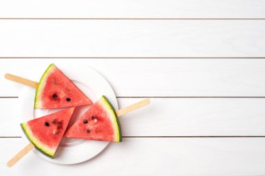 Karpuz dilimleri Beyaz ahşap zemin üzerinde havai çekim
