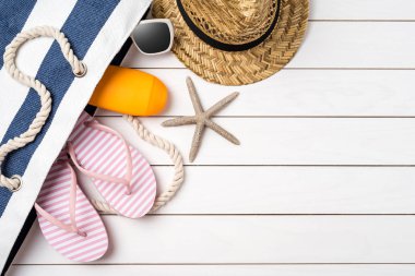 Beyaz ahşap masa üzerinde plaj aksesuarları. Yaz arka plan