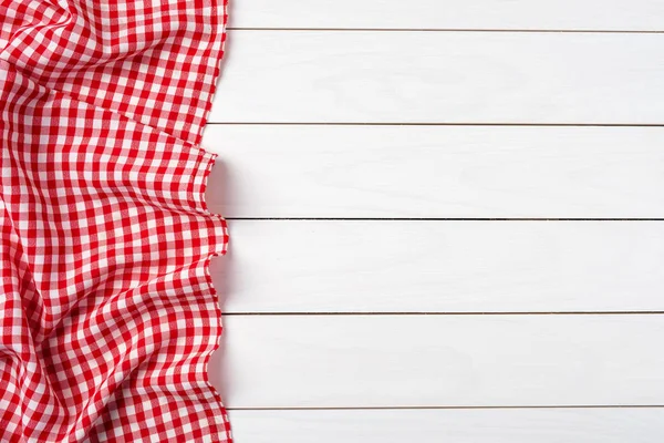 Beyaz ahşap masa üzerinde kırmızı kareli masa örtüsü