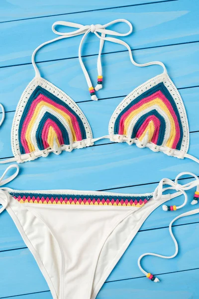 Mavi ahşap arka plan üzerinde mayo