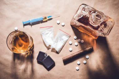 Ağır uyuşturucu ve alkol. Üstten görünüm