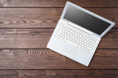 Teknolojik altyapı ile modern beyaz bilgisayar. Üstten Görünüm