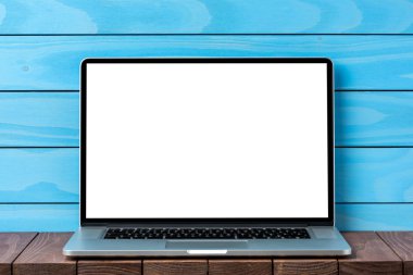 Modern laptop ile temizleyin beyaz ekran