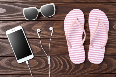 Ahşap arka plan üzerinde genel gider atış pembe Flip floplar