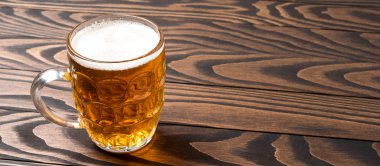 Kupa bira eski ahşap masa