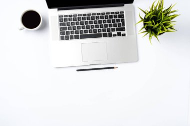 Office Masaüstü modern dizüstü bilgisayar ve aksesuarları. İş geçmişi