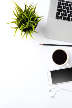 Office Masaüstü modern dizüstü bilgisayar ve aksesuarları. İş geçmişi