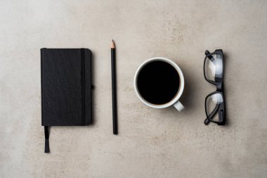 Kahve fincanı, kalem, defter ve gözlük ile Office Masaüstü