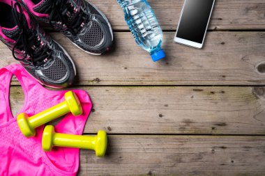 Spor zemin üzerine eski bir ahşap masa