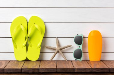 Ahşap arka plan üzerinde plaj aksesuarları ile Flip flop