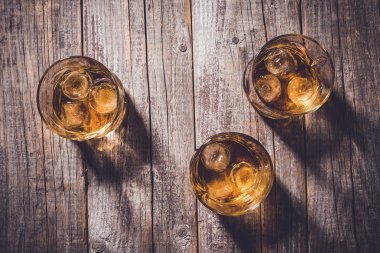 Eski ahşap masa viski bardağı. Yakın çekim