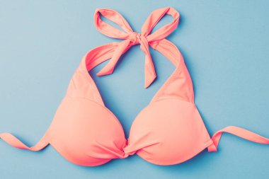 Mavi arka plan üzerinde pembe mayo. Yakın çekim