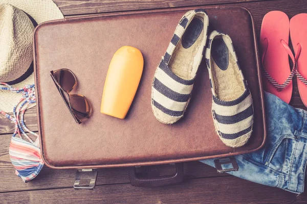 Valise Avec Vêtements Été Accessoires Vue Dessus — Photo