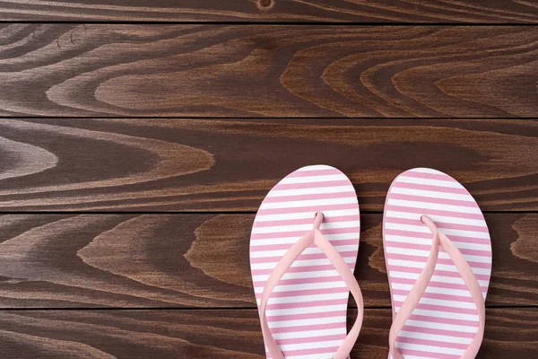 Vista Aérea Chanclas Rosadas Sobre Fondo Madera — Foto de Stock