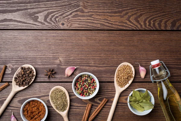 Frische Kräuter Und Gewürze Auf Einem Holztisch Nahaufnahme — Stockfoto