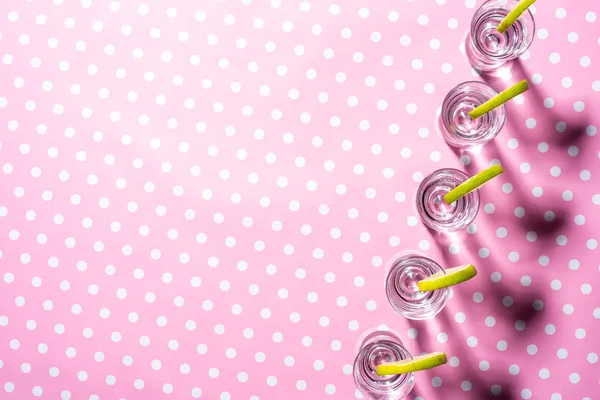 粉红色点缀背景的伏特加酒杯 — 图库照片
