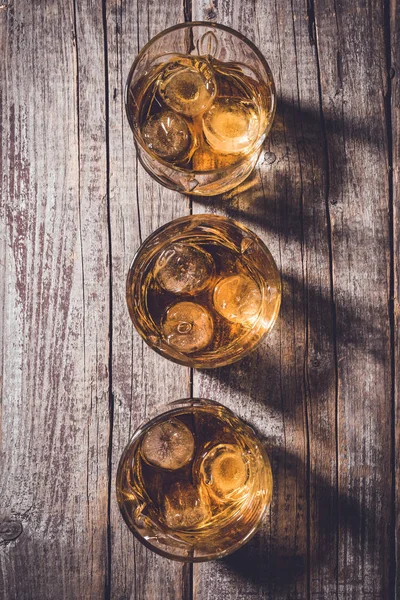 Whiskey Üvegek Egy Régi Fából Készült Asztal Közelről — Stock Fotó