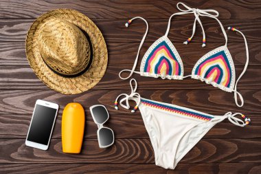 Ahşap arka plan üzerinde plaj aksesuarları. Yaz moda kavramı