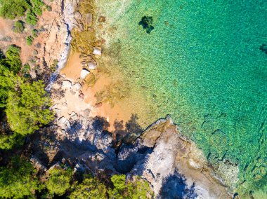 Kayalar ve açık turkuaz su kumlu plaj havadan görünümü
