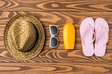 Tahta arka planda yaz aksesuarları