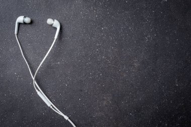 Koyu arka plan üzerinde kulaklık