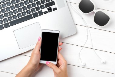 Ev ofis akıllı telefon kullanan kadın. Üstten görünüm