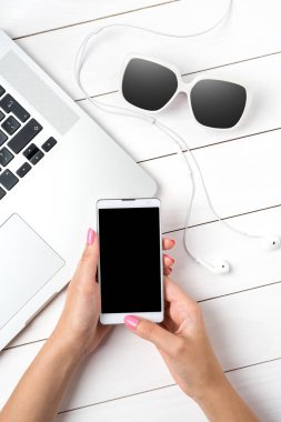 Ev ofis akıllı telefon kullanan kadın. Üstten görünüm