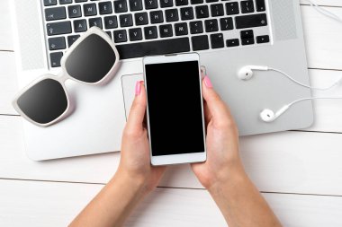 Ev ofis akıllı telefon kullanan kadın. Üstten görünüm