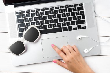 Ev ofis modern dizüstü bilgisayar kullanan kadın. Üstten görünüm