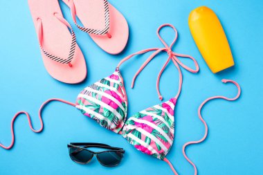 Kadının plaj aksesuarları mavi zemin üzerine