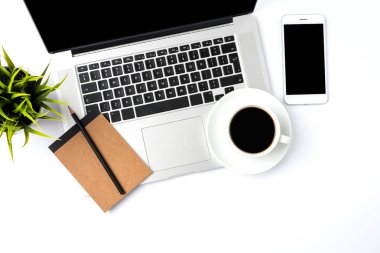 Beyaz arka plan üzerinde modern dizüstü bilgisayar ile Office Masaüstü. Üstten görünüm