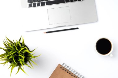 Beyaz arka plan üzerinde modern dizüstü bilgisayar ile Office Masaüstü. Üstten görünüm