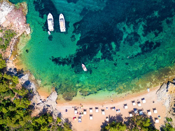 Luftaufnahme Des Sandstrandes Mit Sonnenbadenden Touristen Und Yachten — Stockfoto