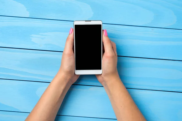 Mujer Usando Teléfono Inteligente Blanco Sobre Mesa Madera Azul — Foto de Stock