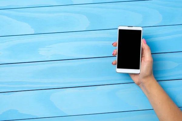 Mujer Usando Teléfono Inteligente Blanco Sobre Mesa Madera Azul — Foto de Stock