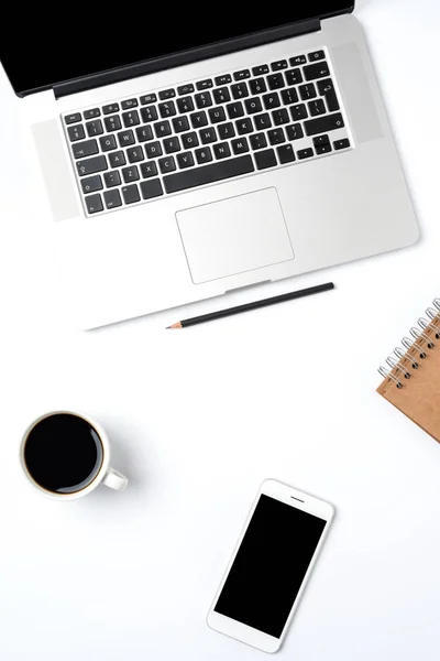 Escritorio Oficina Con Portátil Moderno Sobre Fondo Blanco Vista Superior —  Fotos de Stock